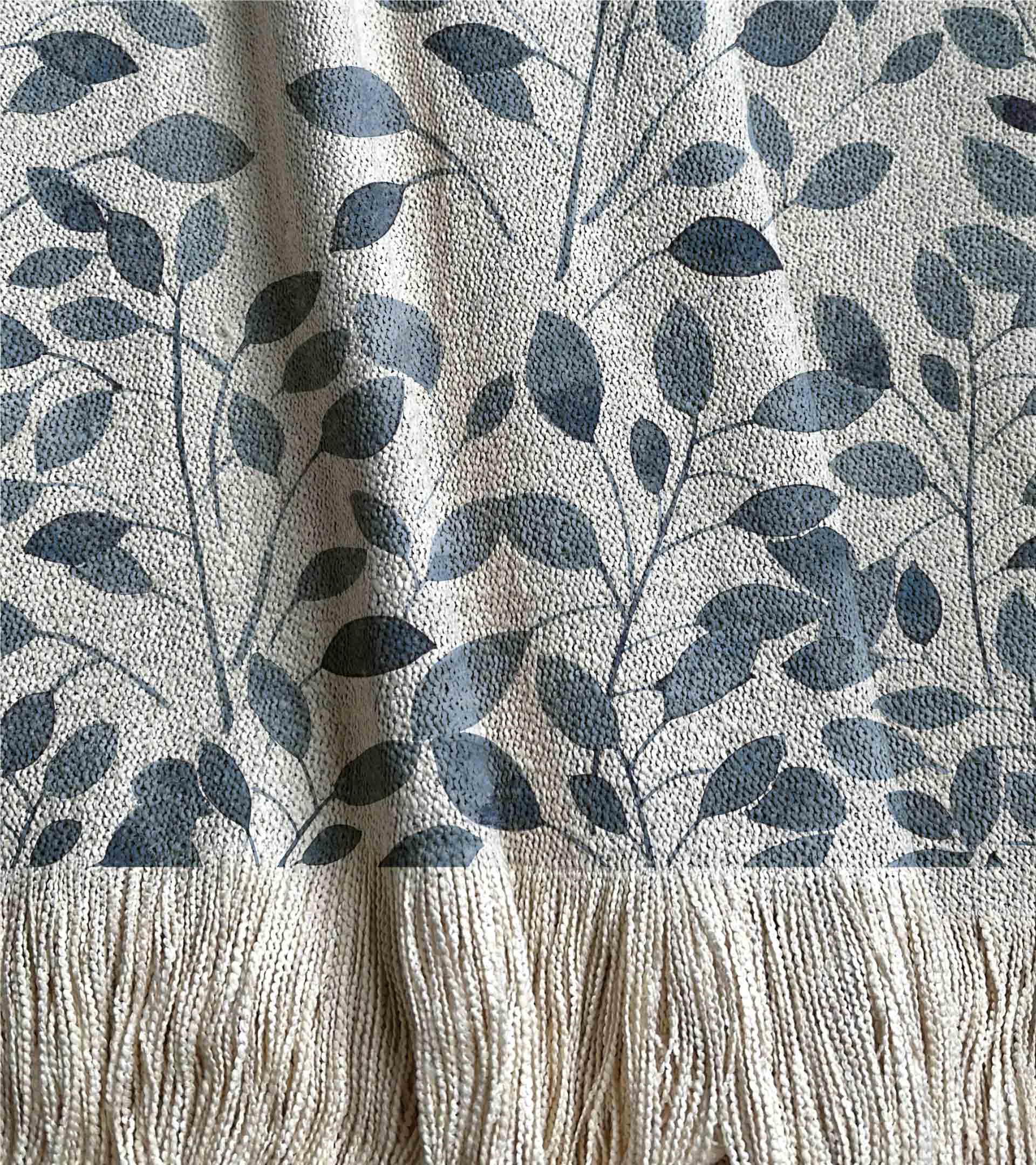 Manta tejida, diseño botanico con hojas y ramas de color azul