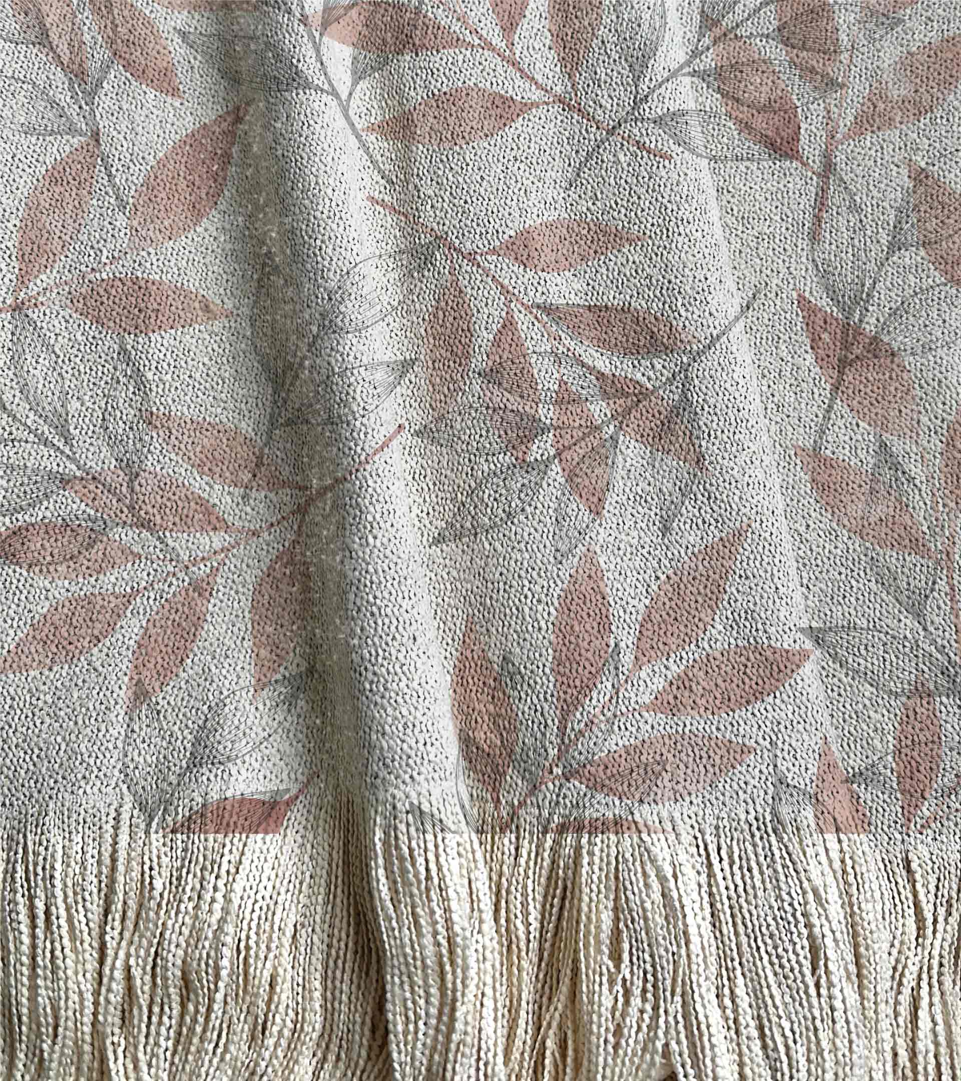 Manta tejida, diseño con hojas d ecolores, linea gris y color rosa. Naturaleza, botanico